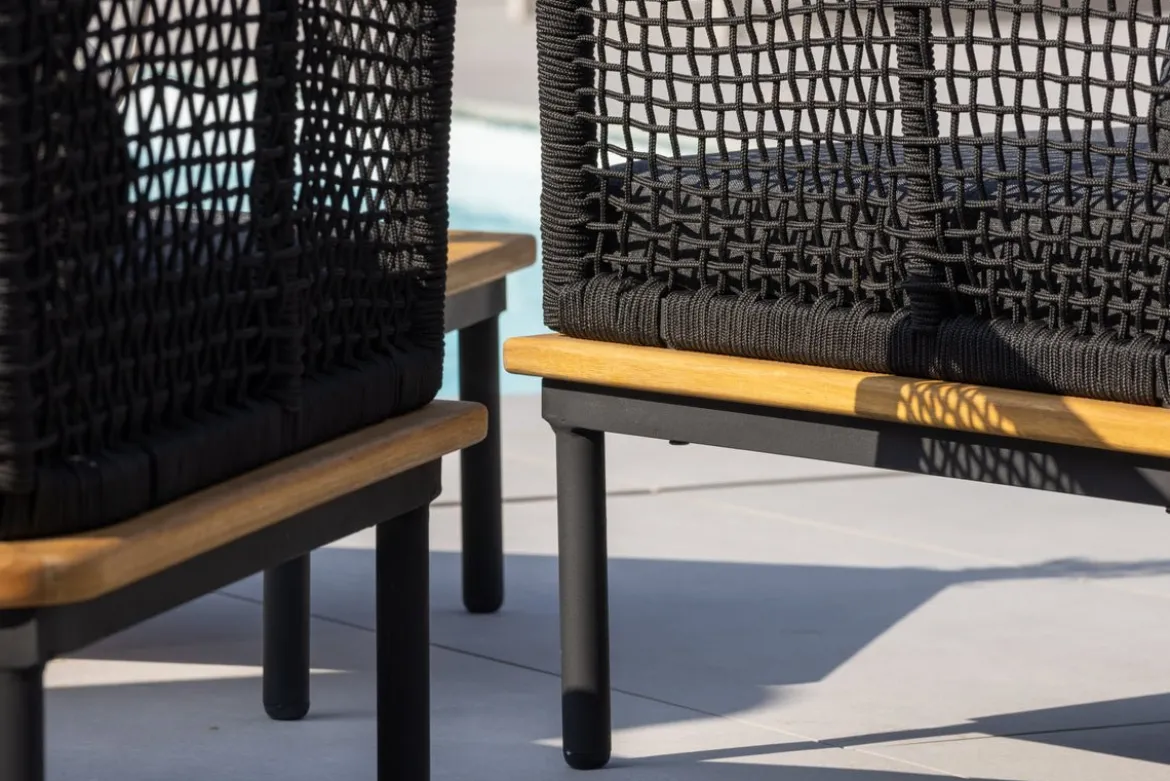Garten Loungeset Malina – mit Holzdetails, geflochtenem Seil & grauen Kissen
