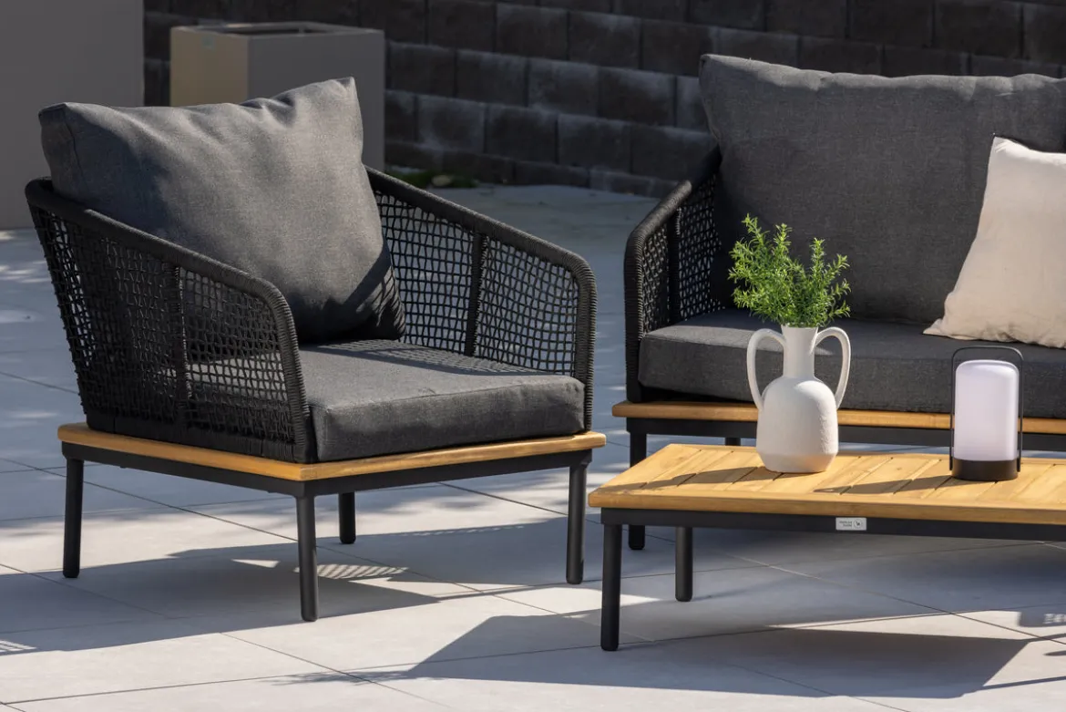 Garten Loungeset Malina – mit Holzdetails, geflochtenem Seil & grauen Kissen