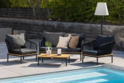 Garten Loungeset Malina – mit Holzdetails, geflochtenem Seil & grauen Kissen