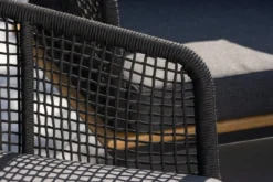 Garten Loungeset Malina – mit Holzdetails, geflochtenem Seil & grauen Kissen