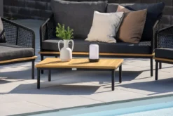 Garten Loungeset Malina – mit Holzdetails, geflochtenem Seil & grauen Kissen