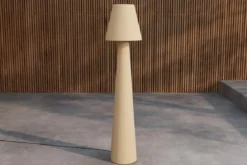 Garten Stehlampe „Kavira“ – hohes, konisches Design in Beige