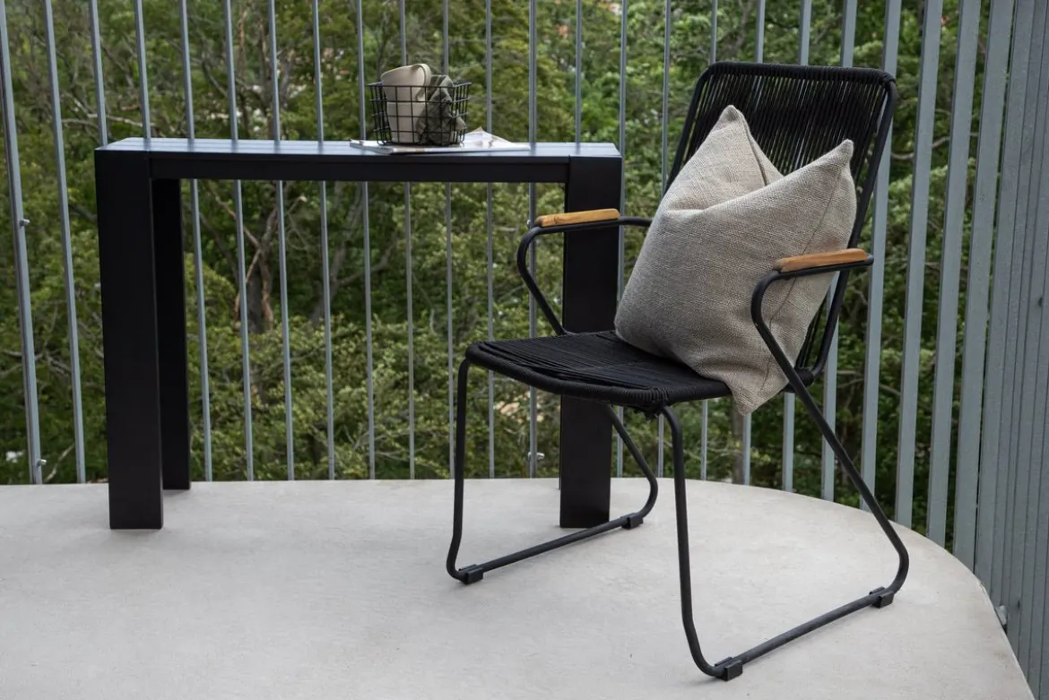 Gartenstuhl Sila - ein stilvoller Stuhl mit Holzakzenten in Schwarz oder Beige