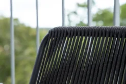 Gartenstuhl Sila - ein stilvoller Stuhl mit Holzakzenten in Schwarz oder Beige