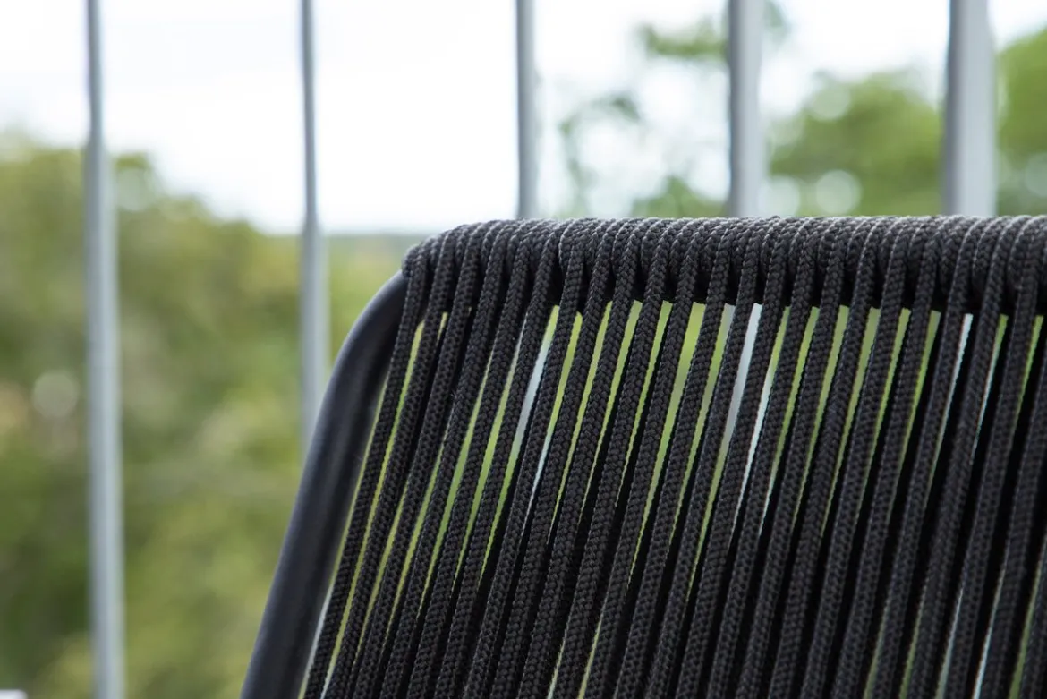 Gartenstuhl Sila - ein stilvoller Stuhl mit Holzakzenten in Schwarz oder Beige