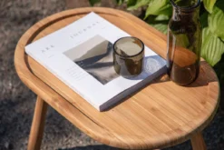 Gartentisch Maji - ein Beistelltisch in ovaler Form aus Teakholz