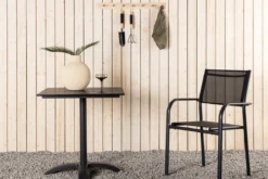 Gartentisch Malani - pflegeleichter quadratischer Tisch aus robustem Aluminium und Aintwood