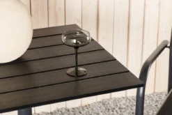 Gartentisch Malani - pflegeleichter quadratischer Tisch aus robustem Aluminium und Aintwood