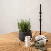 Gartentisch Mirani - ein runder Esstisch aus Metall und Teakholz