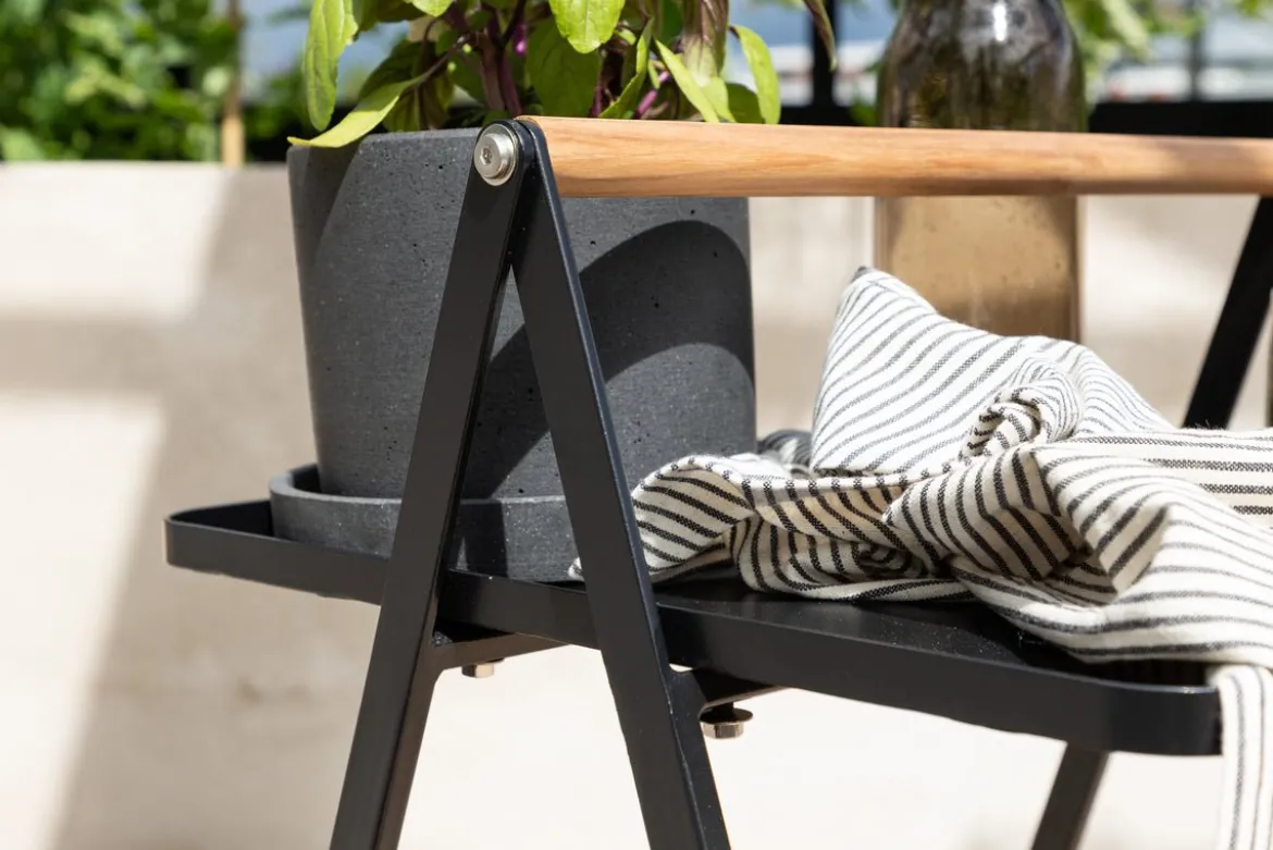 Gartentisch Moyo - ein Beistelltisch mit quadratischer Tischplatte und einem Griff aus Teakholz