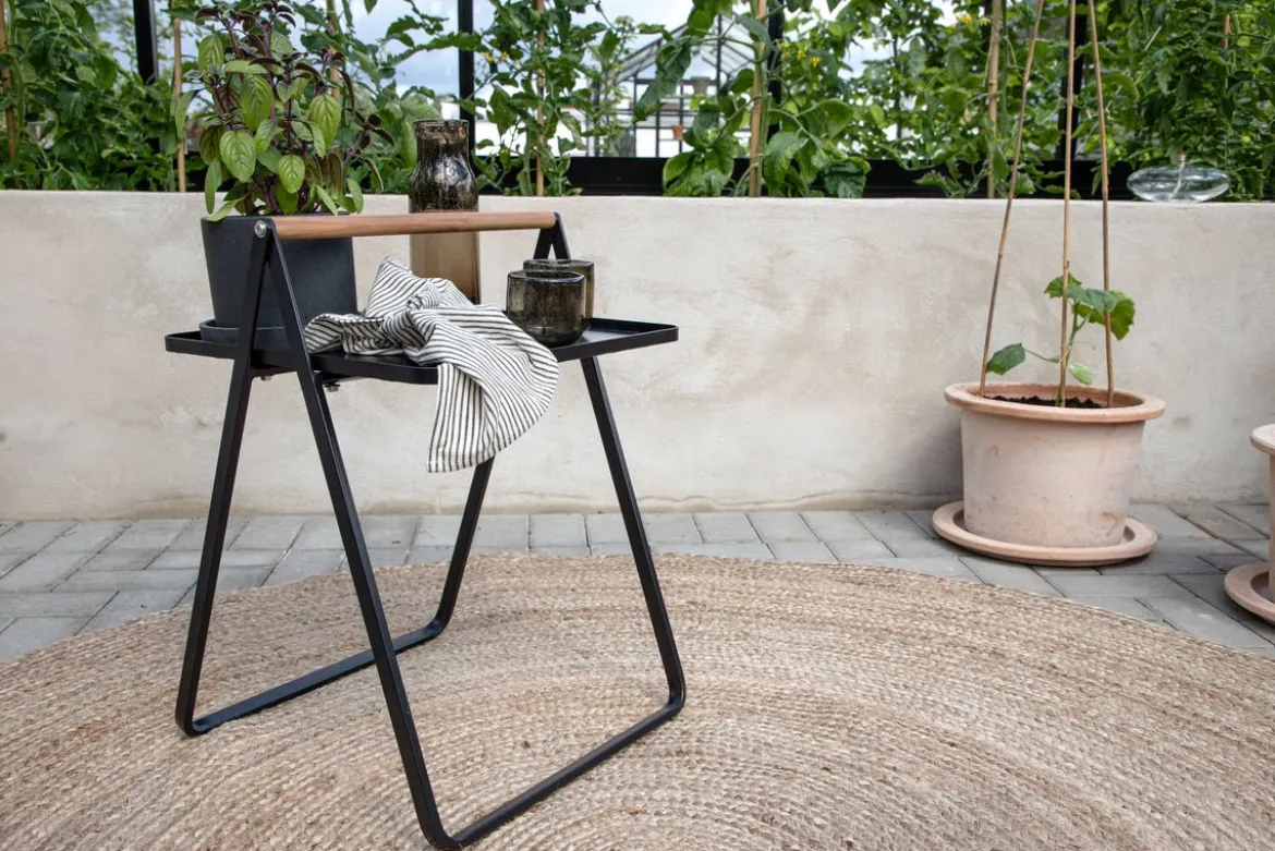 Gartentisch Moyo - ein Beistelltisch mit quadratischer Tischplatte und einem Griff aus Teakholz