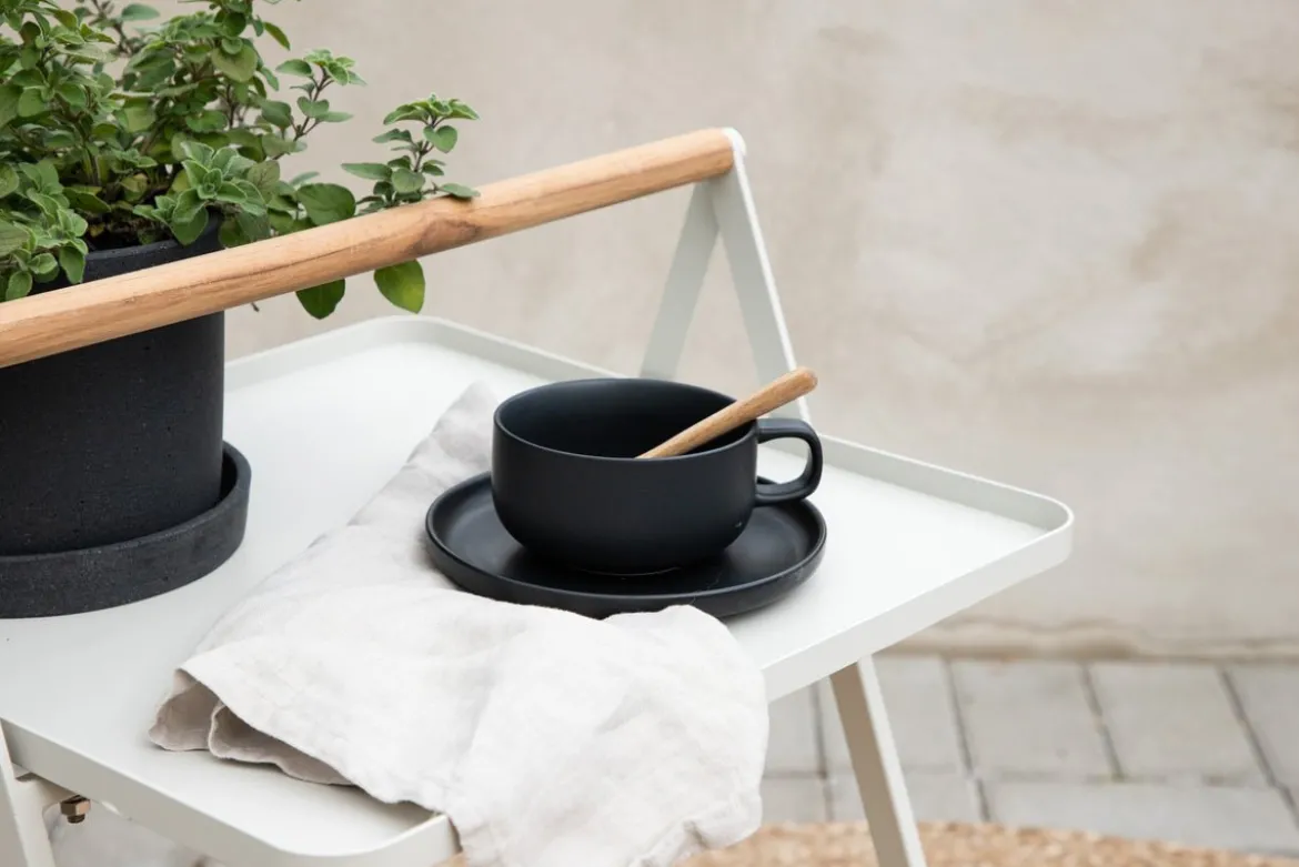 Gartentisch Moyo - ein Beistelltisch mit quadratischer Tischplatte und einem Griff aus Teakholz