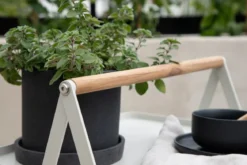 Gartentisch Moyo - ein Beistelltisch mit quadratischer Tischplatte und einem Griff aus Teakholz