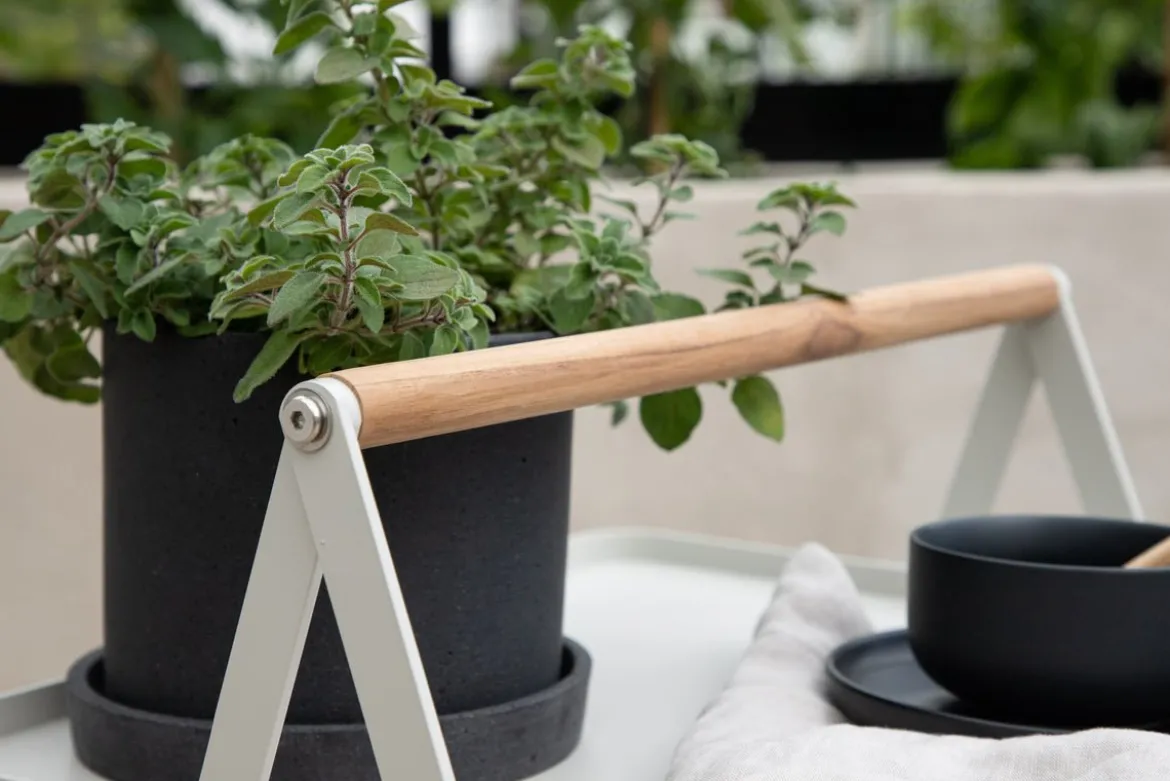 Gartentisch Moyo - ein Beistelltisch mit quadratischer Tischplatte und einem Griff aus Teakholz