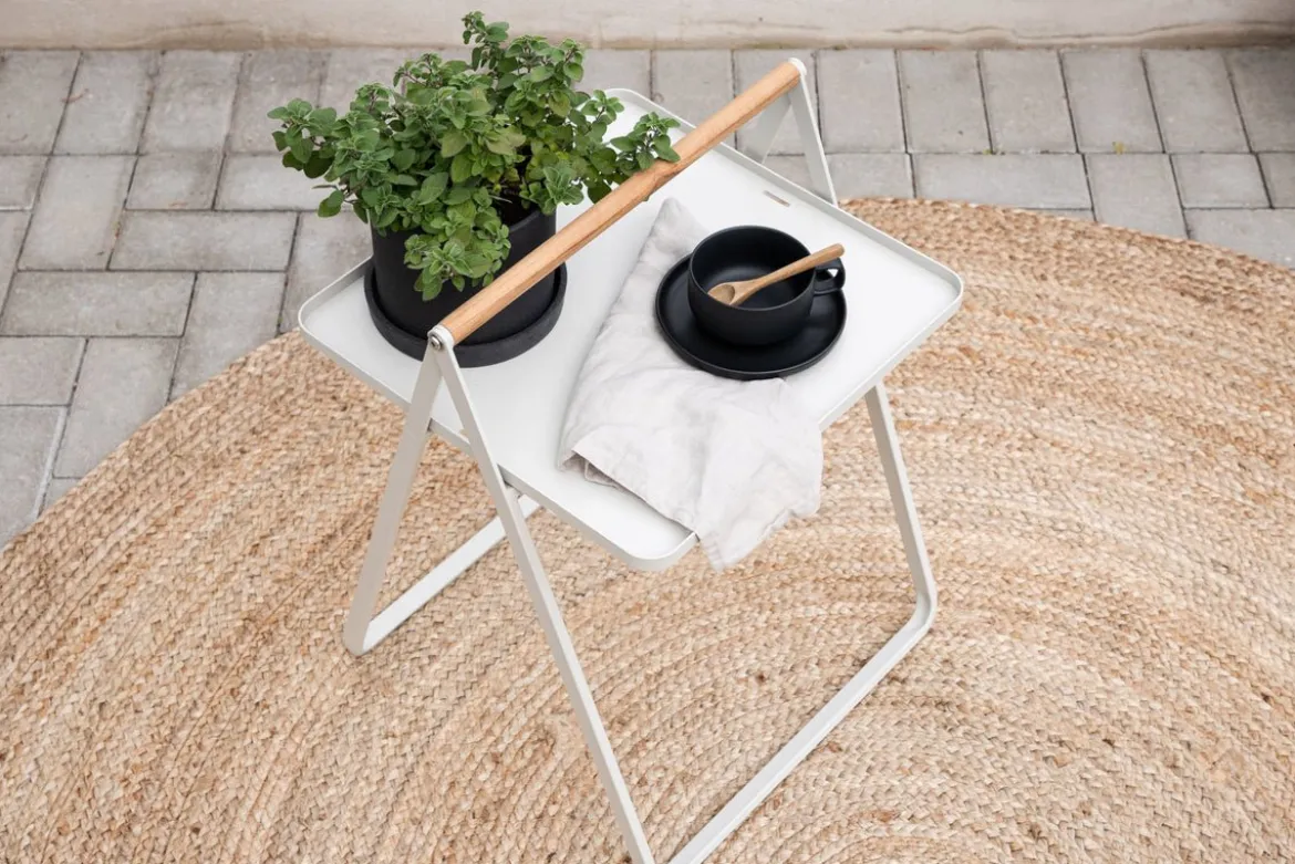 Gartentisch Moyo - ein Beistelltisch mit quadratischer Tischplatte und einem Griff aus Teakholz