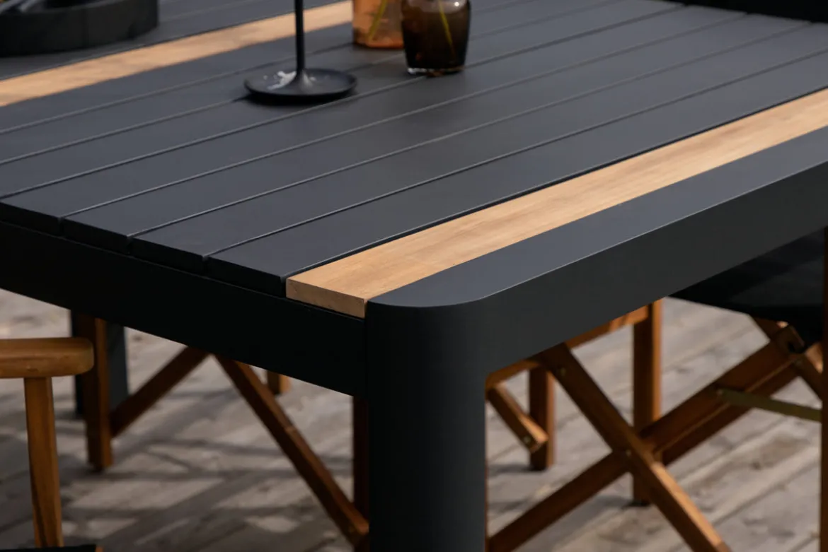Gartentisch Nuru - Teakholz und Aluminium für Stabilität und Langlebigkeit