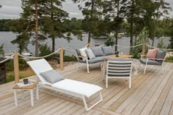 Gartentisch Saku - ein weißer Beistelltisch aus Aluminium und Teakholz