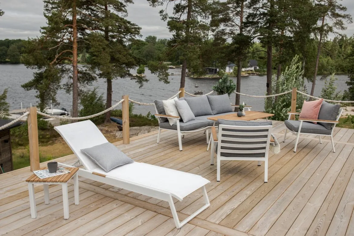 Gartentisch Saku - ein weißer Beistelltisch aus Aluminium und Teakholz