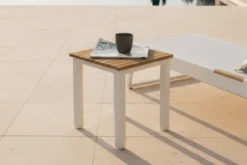 Gartentisch Saku - ein weißer Beistelltisch aus Aluminium und Teakholz