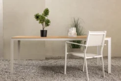 Gartentisch Tareen - eine harmonische Kombination aus Natürlichkeit und Stabilität