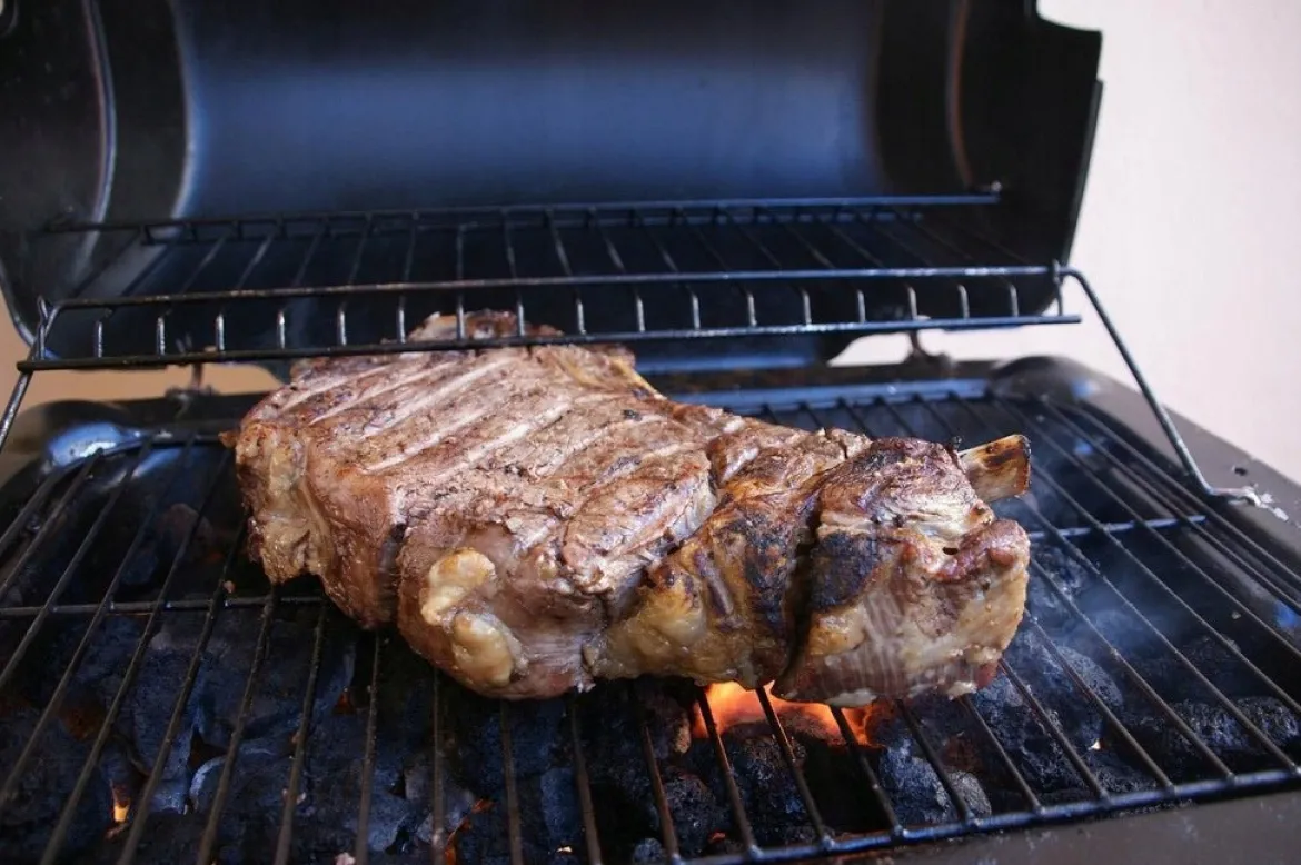 Holzkohlegrill BarrelPro – Grillwagen mit Deckel, Thermometer & Ablagen