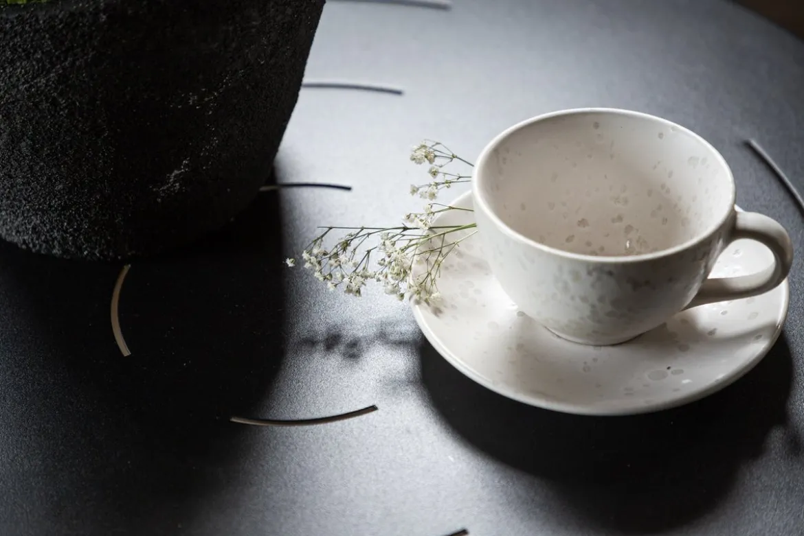 Kaffeetisch Hanoi - Ø65 mit schwarzer Stahl- Tischplatte