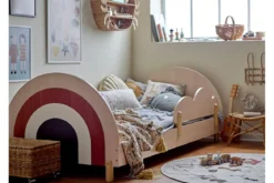 Kinderbett Jalmin – in Holzoptik mit Regenbogen-Design & abnehmbarer Seitenstütze
