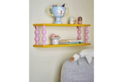 Kinderregal Lyon – Gelbes Wandregal mit rosa Beinen