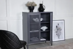 Kommode Linje – In Grau mit zwei Türen