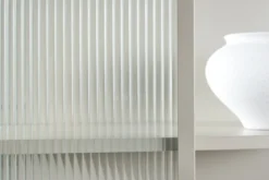 Kommode/Vitrine Lenora – Beige, Modern-Classy mit Retro-Akzent