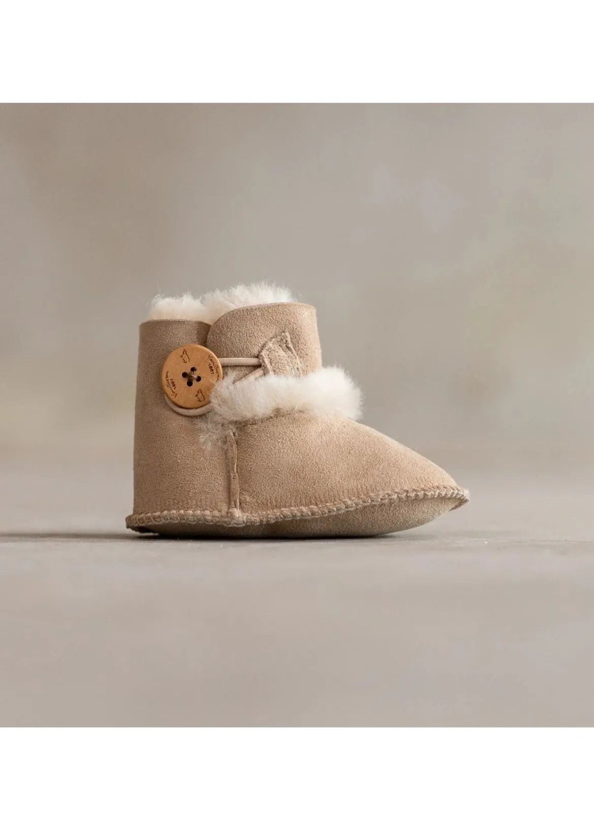 Lammfell Babyschlappen Noa – Echtes Lammfell in Sand, Grau, Rosa & Weiß