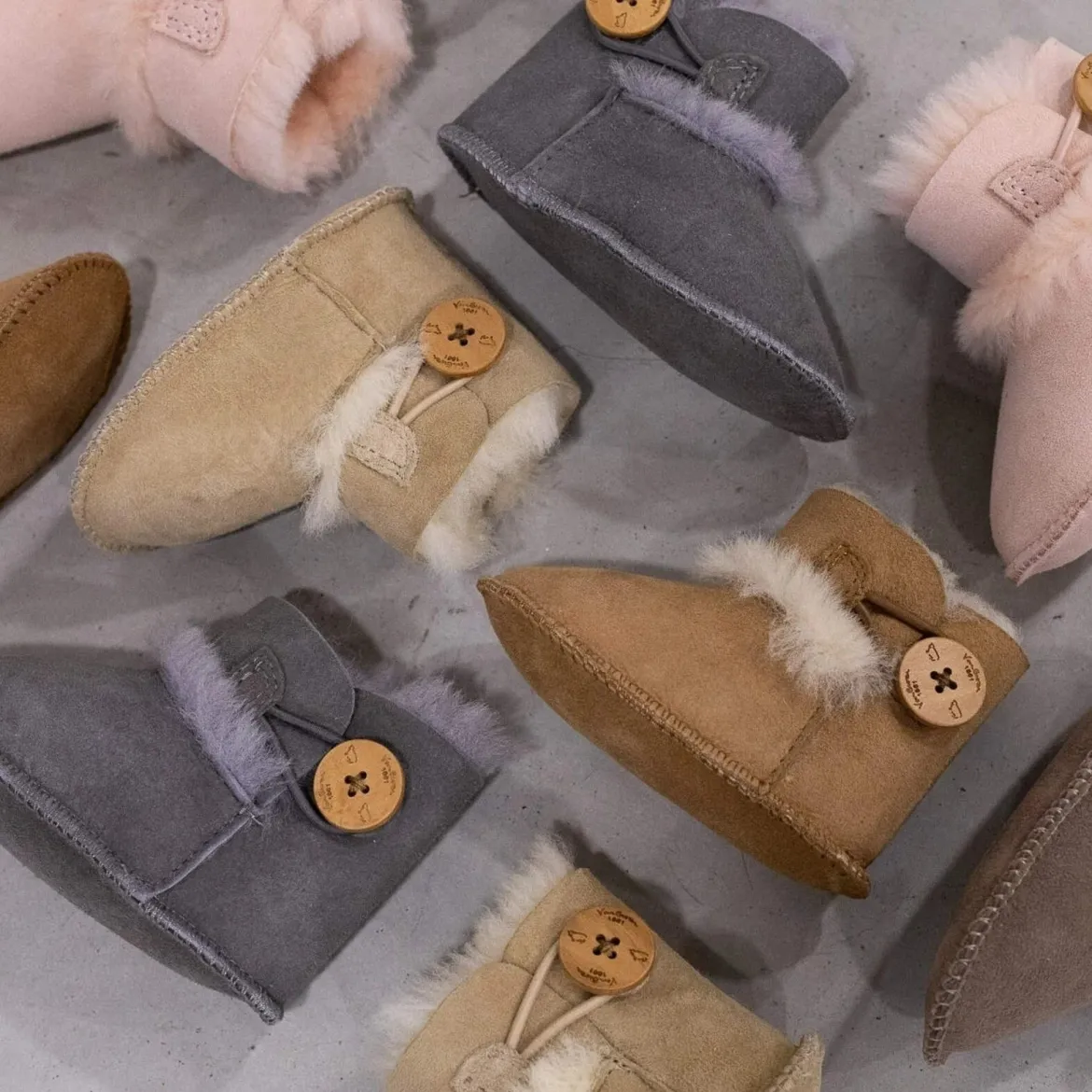 Lammfell Babyschlappen Noa – Echtes Lammfell in Sand, Grau, Rosa & Weiß