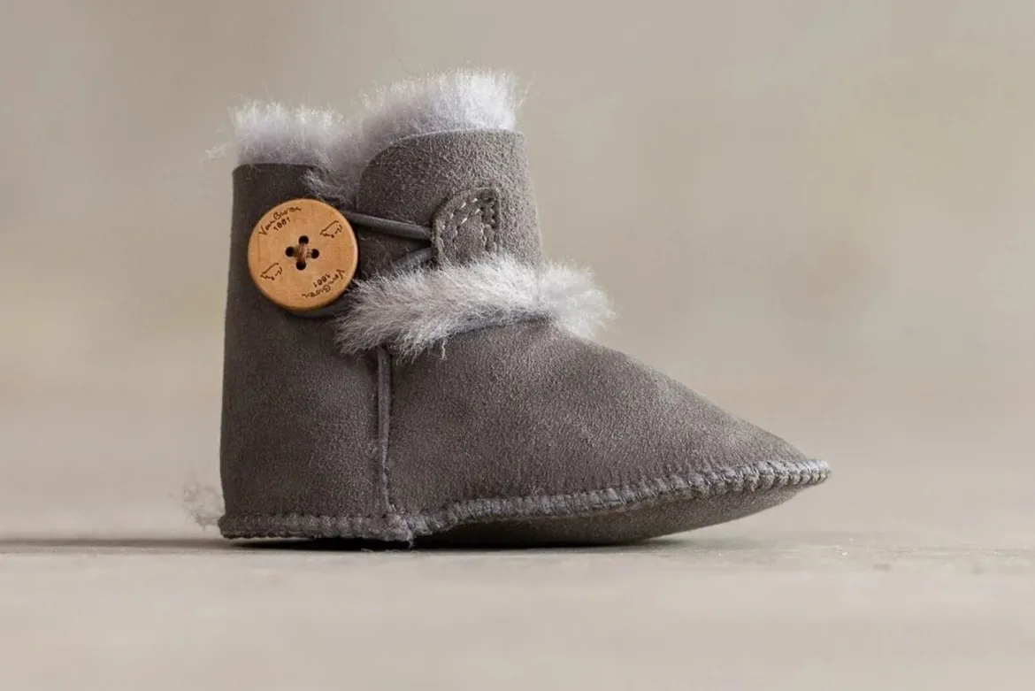 Lammfell Babyschlappen Noa – Echtes Lammfell in Sand, Grau, Rosa & Weiß