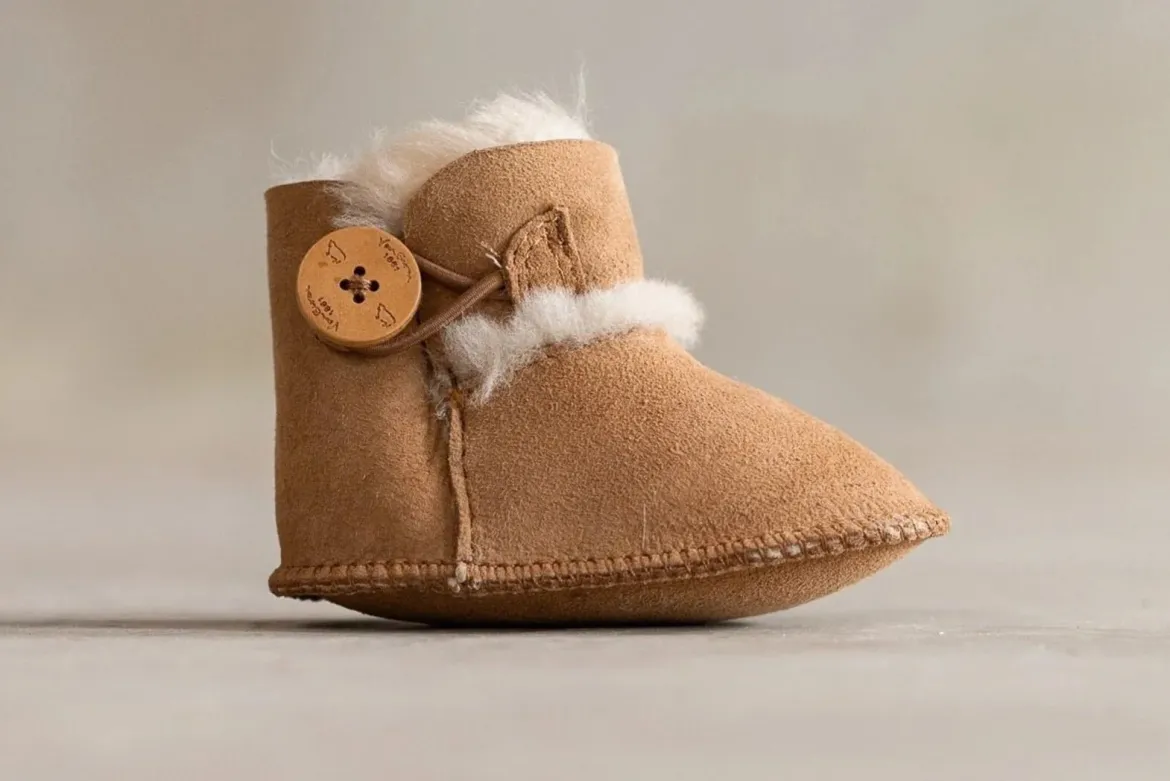 Lammfell Babyschlappen Noa – Echtes Lammfell in Sand, Grau, Rosa & Weiß