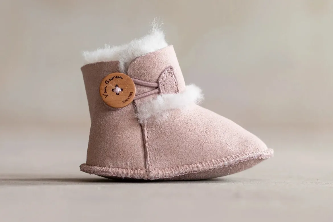 Lammfell Babyschlappen Noa – Echtes Lammfell in Sand, Grau, Rosa & Weiß