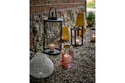 Laterne Amara – Roséfarbenes Glas mit messingfarbenem Rahmen