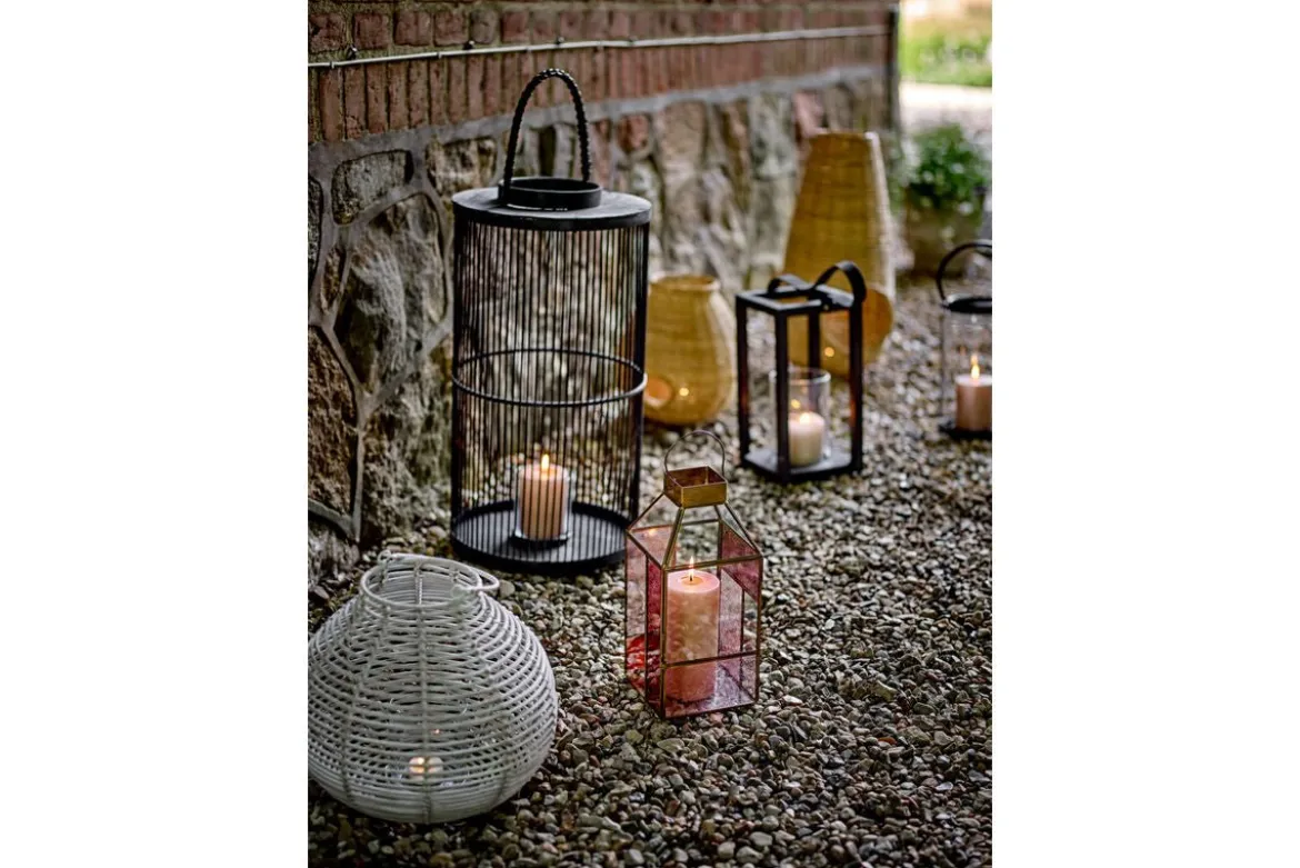 Laterne Amara – Roséfarbenes Glas mit messingfarbenem Rahmen