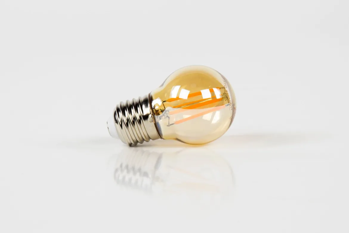 LED-Glühlampe Embera – G45-E27 mit amberfarbenem Glas
