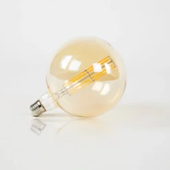 LED-Glühlampe Marty – G150-E27 mit amberfarbenem Glas