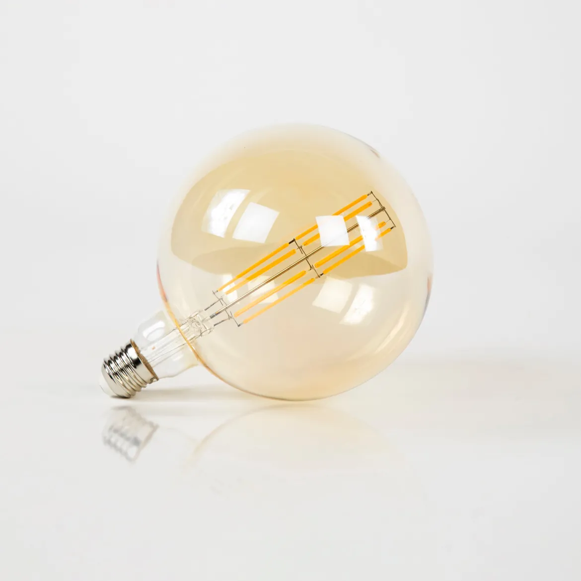 LED-Glühlampe Marty – G150-E27 mit amberfarbenem Glas