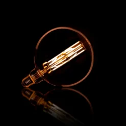LED-Glühlampe Marty – G150-E27 mit amberfarbenem Glas