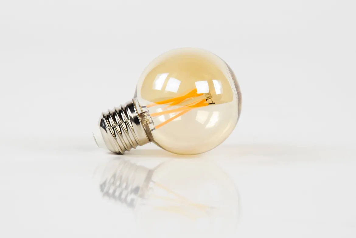 LED-Glühlampe Solva – G60-E27 mit amberfarbenem Glas