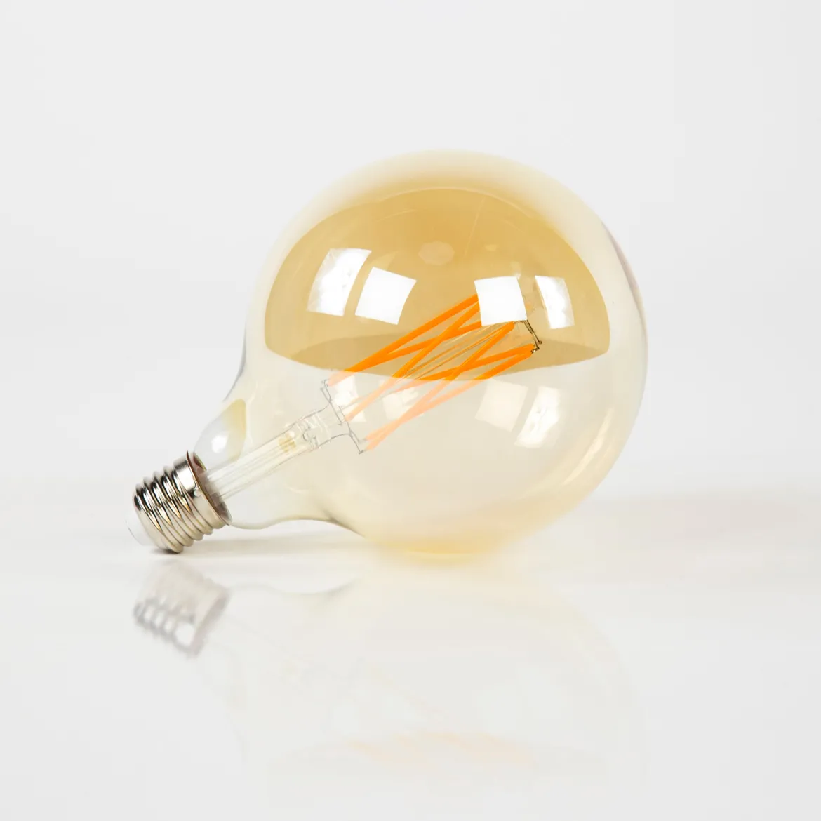 LED-Glühlampe Veya – G125-E27 im Großformat mit amberfarbenem Glas