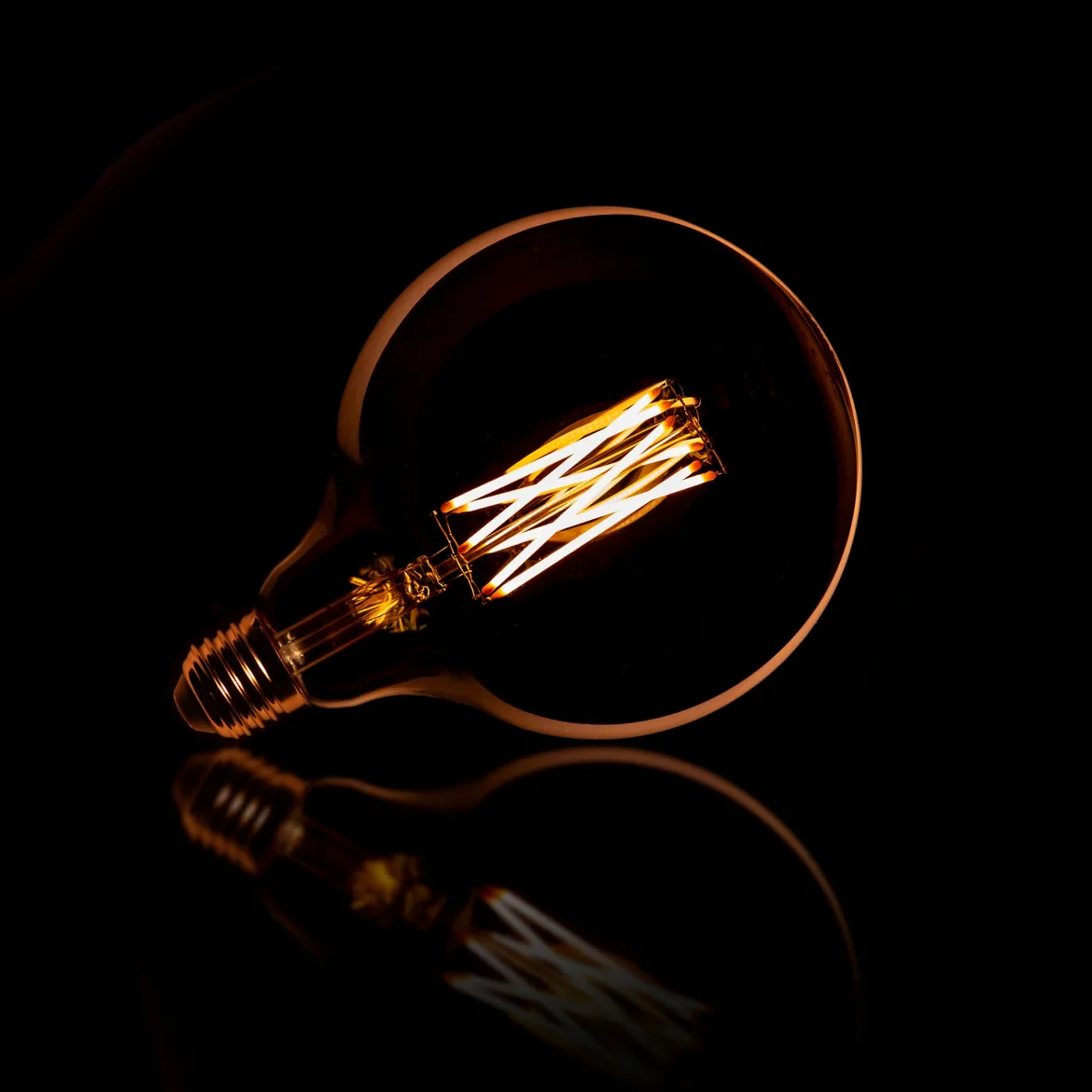 LED-Glühlampe Veya – G125-E27 im Großformat mit amberfarbenem Glas