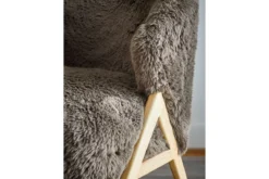 Loungesessel Ang – Kunstfell & FSC®-Holz in warmem Braunton