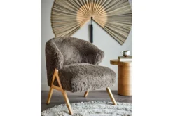 Loungesessel Ang – Kunstfell & FSC®-Holz in warmem Braunton