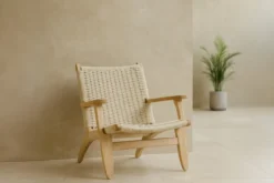 Loungesessel Raisa – mit Holzbeinen & geflochtener Rückenlehne