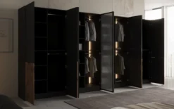 Moduro Kalen – Viermoduliger Design-Kleiderschrank mit Holz- und Strukturglasfron