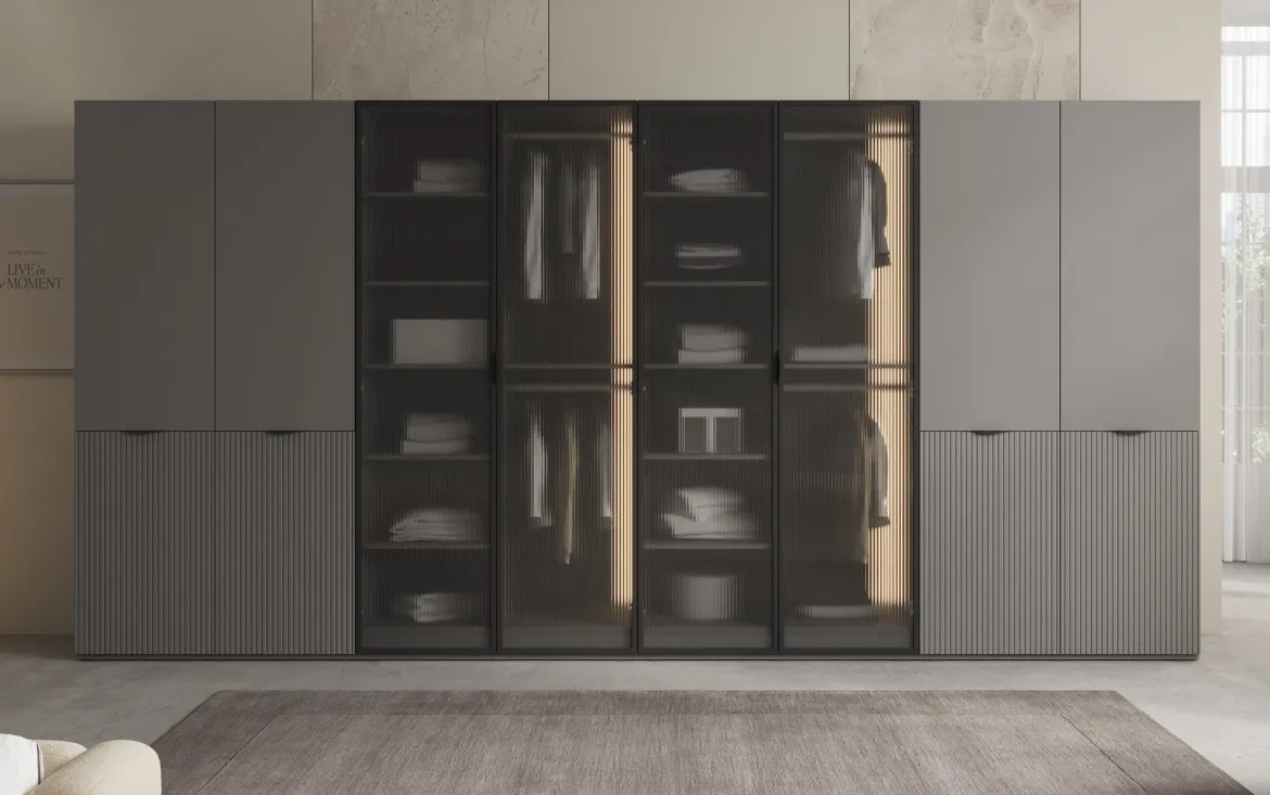 Moduro Rivon – Modularer Design-Kleiderschrank mit geriffelter Glasfront und Strukturpaneelen