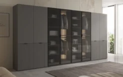 Moduro Rivon – Modularer Design-Kleiderschrank mit geriffelter Glasfront und Strukturpaneelen